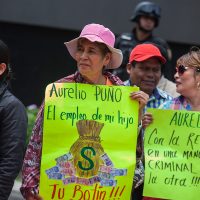 Maestros desafían a Nuño con marchas, bloqueos y tomas de casetas de peaje