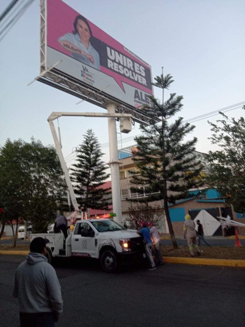 Retiro de espectaculares de Alejandra del Moral en Chimalhuacán-2