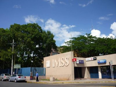 Madre graba demora de atención médica en el IMSS que puso en riesgo la vida de su hija
