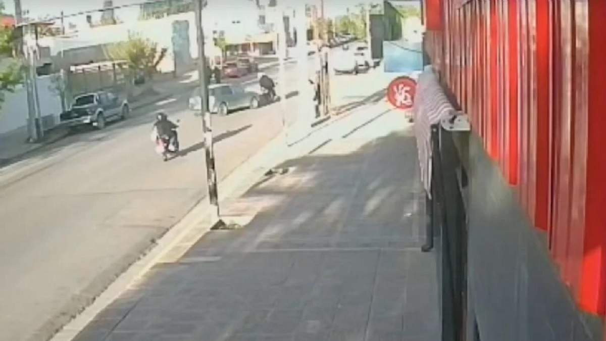 Momento en que la conductora dobló sin luces de giro y chocó a la pareja de motociclistas. Fuente (captura de video)