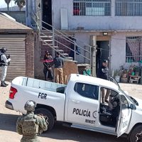 Rescatan a 26 migrantes mexicanos durante cateos de Tijuana