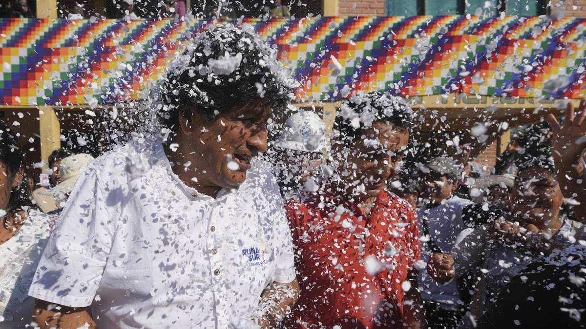 Simpatizantes arrojan confeti al expresidente Evo Morales después de una reunión con una federación de campesinos, antes de que votara en las elecciones presidenciales