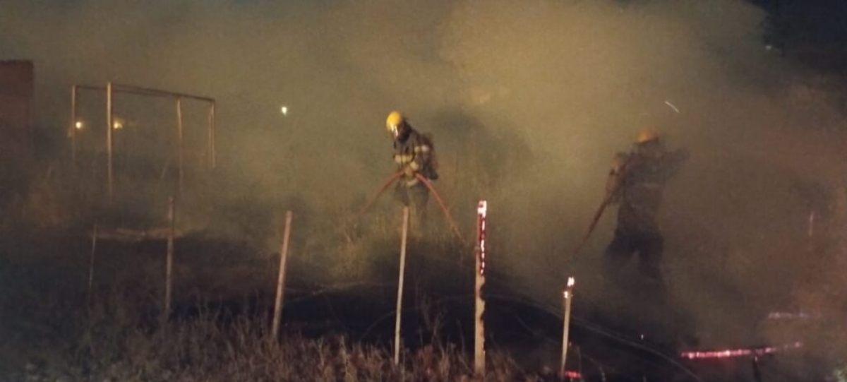 Incendio en una casilla en Centenario. Fuente: (Centenario digital).