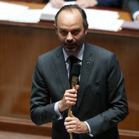 Tras días de riñas, gobierno de Francia cede y suspende aumento a combustibles…por seis meses