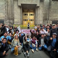 Grupo de jóvenes a favor de la reforma judicial clausura simbólicamente la SCJN