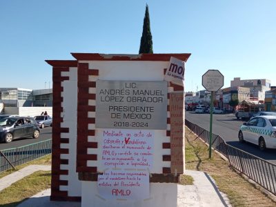 Seguidores de AMLO protestan por el derribo de su estatua en Atlacomulco