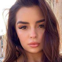 ¡Llama al caos! Demi Rose es traicionada por su reveladora prenda al subir las escalera ¡Se le ven!