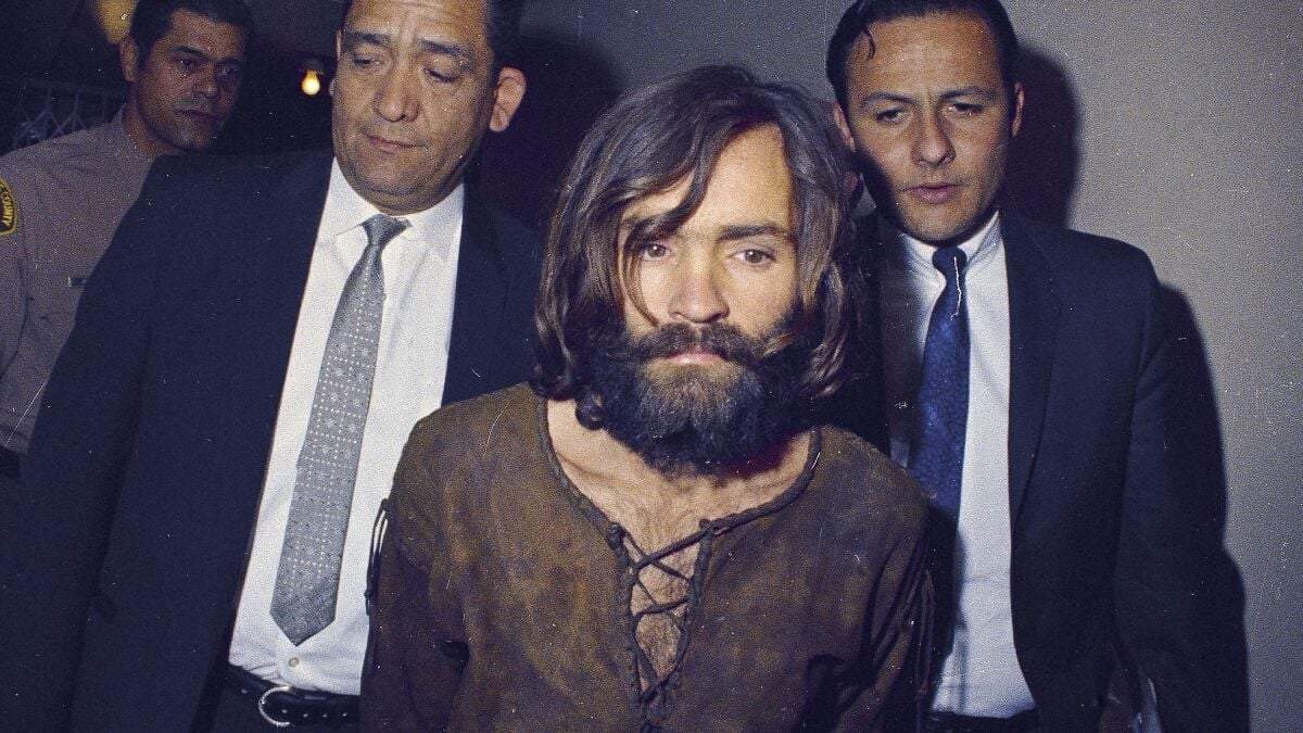 Charles Manson es escoltado a un tribunal para escuchar la lectura de cargos por cargos de asociación ilícita y asesinato en relación con el homicidio de Sharon Tate en Los Ángeles en 1969