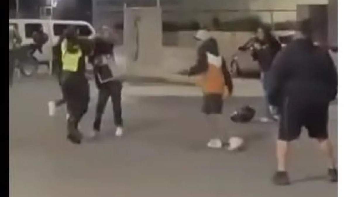 Los motoqueros golpearon a agentes de tránsito y a policías en la Isla 132. Fuente (captura de video)