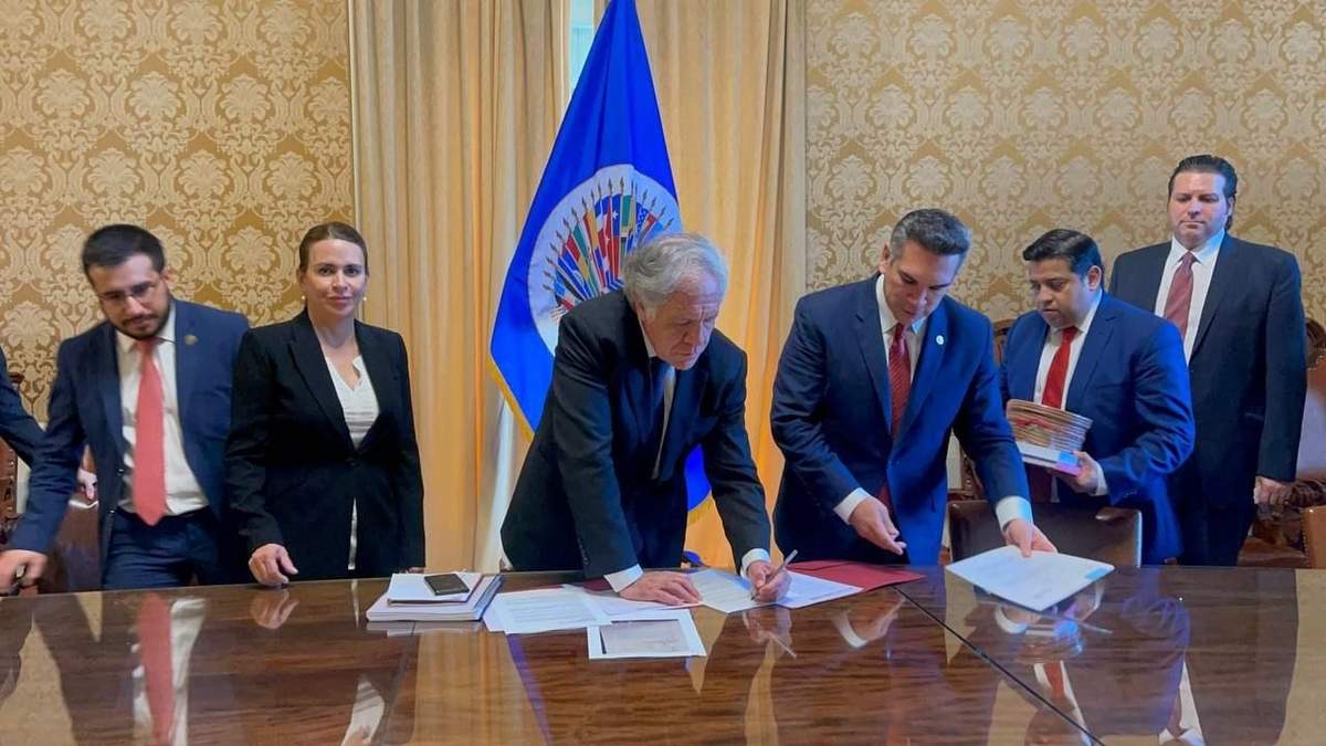 Alejandro Moreno, dirigente del PRI, y un grupo de legisladores, en la OEA junto a Almagro
