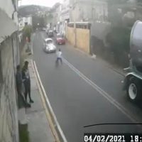 Vocho embiste a menor que iba en bicicleta en Cuajimalpa