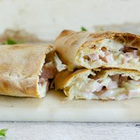 Tarta de queso, jamón y tomate: la receta fresca, rendidora y súper rica para disfrutar en verano