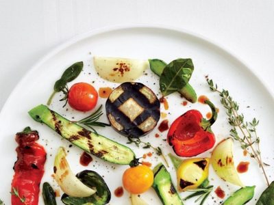 Sale a la venta un libro con recetas para ayudar al sector de la gastronomía