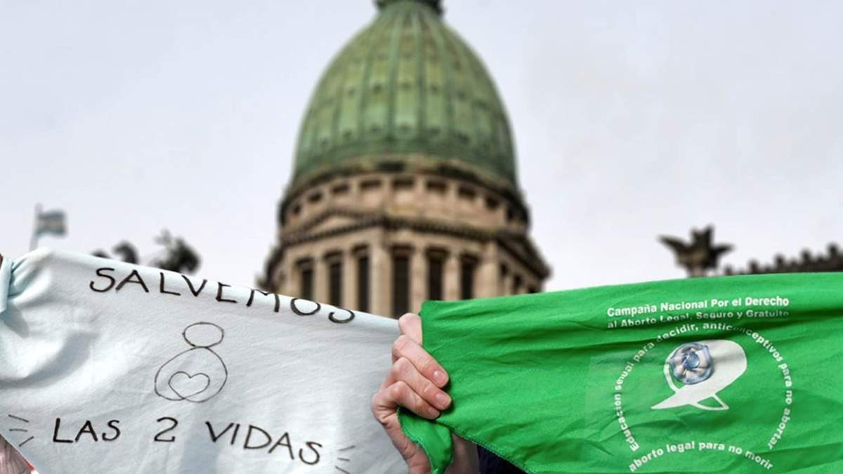 Pañuelos celestes y verdes. Fuente: (Twitter)