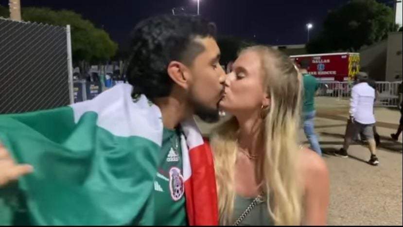 La pareja mandó saludos a los comentaristas al final del partido