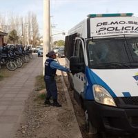 La policía detuvo a tres personas por el robo de un celular con un arma tumbera