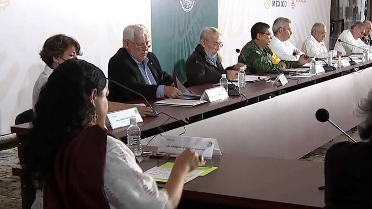 El presidente y gran parte de su gabinete en una reunión en Michoacán
