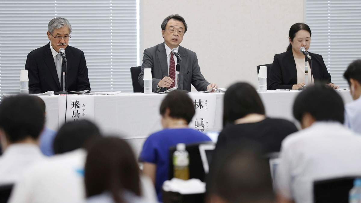 El abogado y exfiscal Makoto Hayashi, centro, habla durante una conferencia de prensa en Tokio