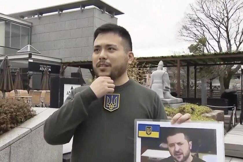 Imagen tomada de un video proporcionado por la televisora NTV de Japón de un estudiante japonés hablando de por qué se vistió como el presidente ucraniano Volodimir Zelenski para su graduación en Kioto, en el oeste de Japón