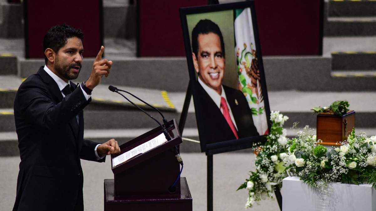 El diputado federal Javier Herrera Borunda (PVEM) e hijo del exgobernador Fidel Herrera, en el homenaje a su padre en el Congreso de Veracruz