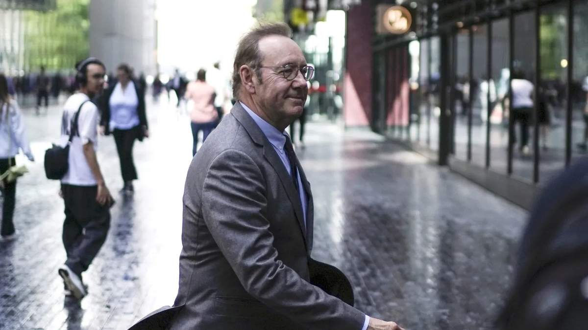 El actor Kevin Spacey llega a la corte en Londres, el 17 de julio de 2023, por el juicio que se le sigue por ataque sexual