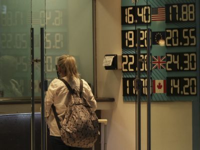 Peso gana tras recorte de calificación crediticia a EU por parte de Moody’s
