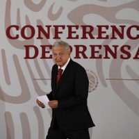 AMLO baja de su camioneta y habla con maestros cesados en Querétaro
