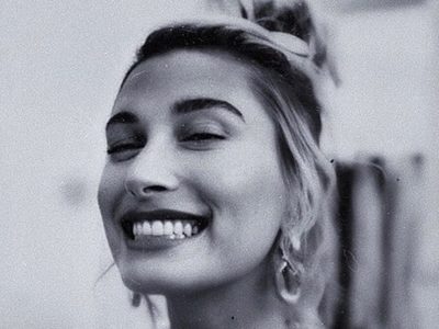 "Miss November": Hailey Bieber se levanta la remera y no deja nada a la imaginación