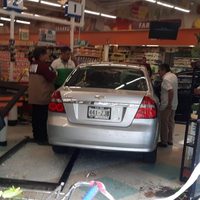 Mujer de 91 años estrella su auto contra un Sumesa y lesiona a cuatro personas en Coyoacán (Video)