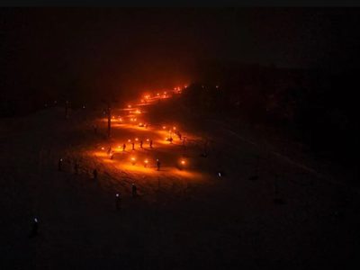 El Centro de Esquí Chapelco de San Martín de los Andes volvió a sorprender con la bajada de antorchas