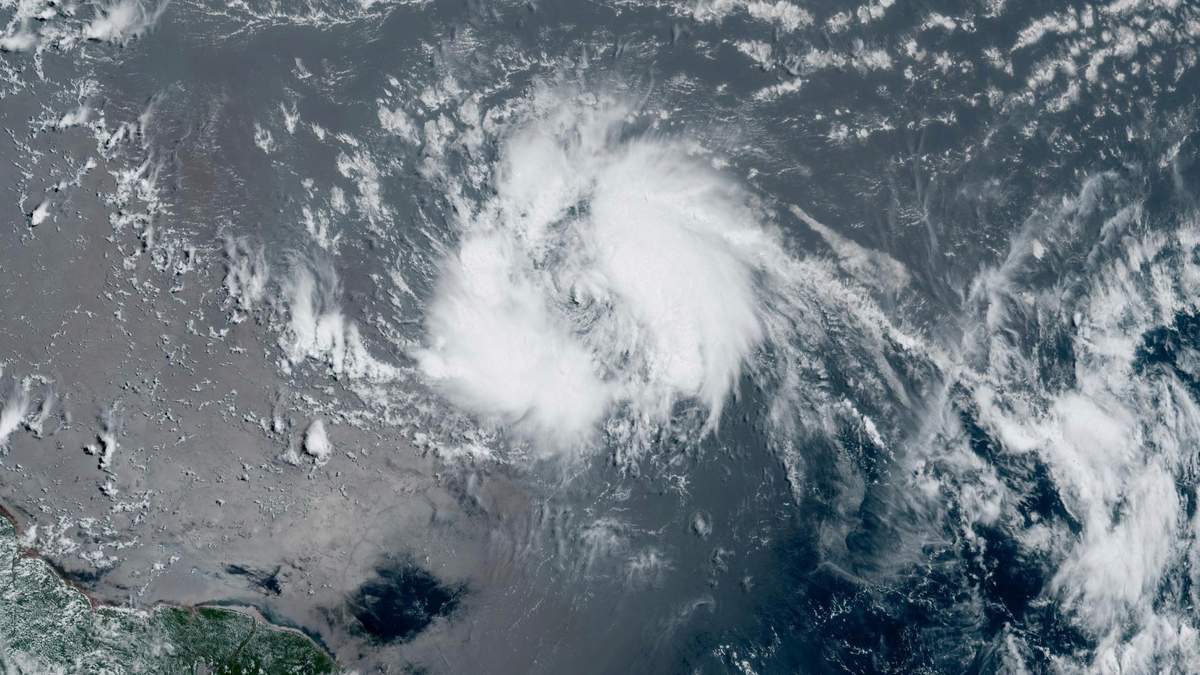 Foto satelital de la tormenta tropical Bret en el Caribe