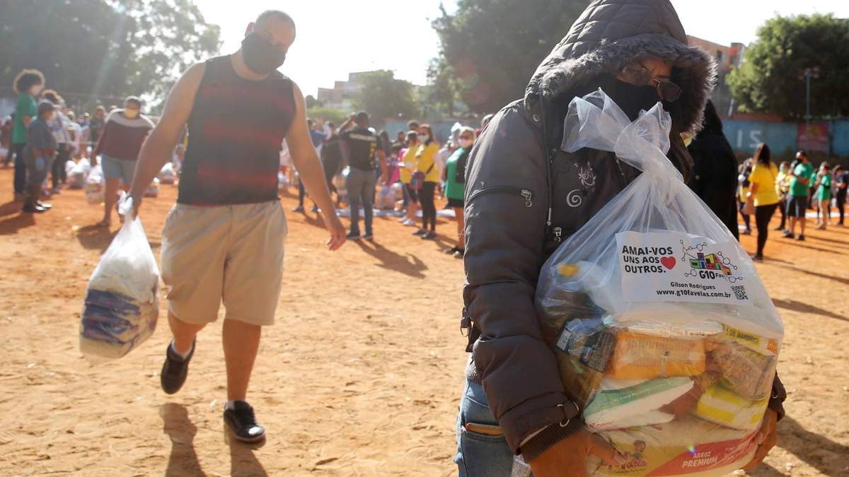 Personas retiran bolsas de comida en Sao Paulo. Fuente: (Twitter)