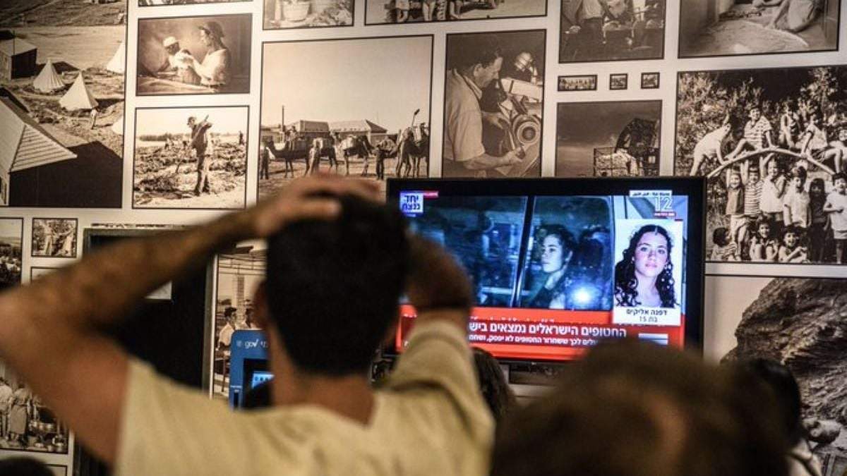 Residentes de un kibutz siguen por televisión la liberación de rehenes