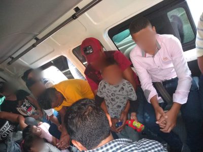 Agentes aseguran a 28 hondureños en Tabasco; caen dos presuntos polleros
