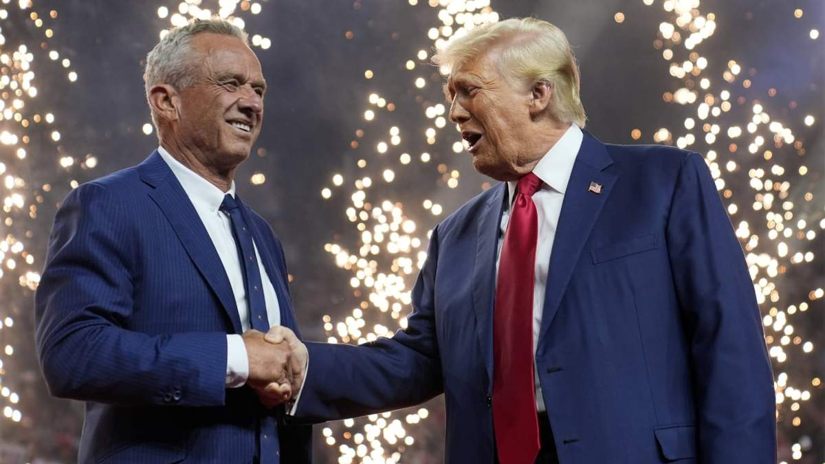 Donald Trump estrecha la mano del candidato presidencial independiente Robert F. Kennedy Jr.
