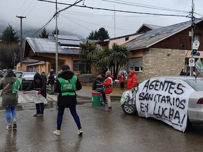 Agentes sanitarios de San Martín de los Andes exigieron una mesa de negociación urgente