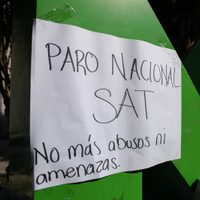 “Brazos caídos”: empleados del SAT bloquean Reforma y las vías al AICM (Video)