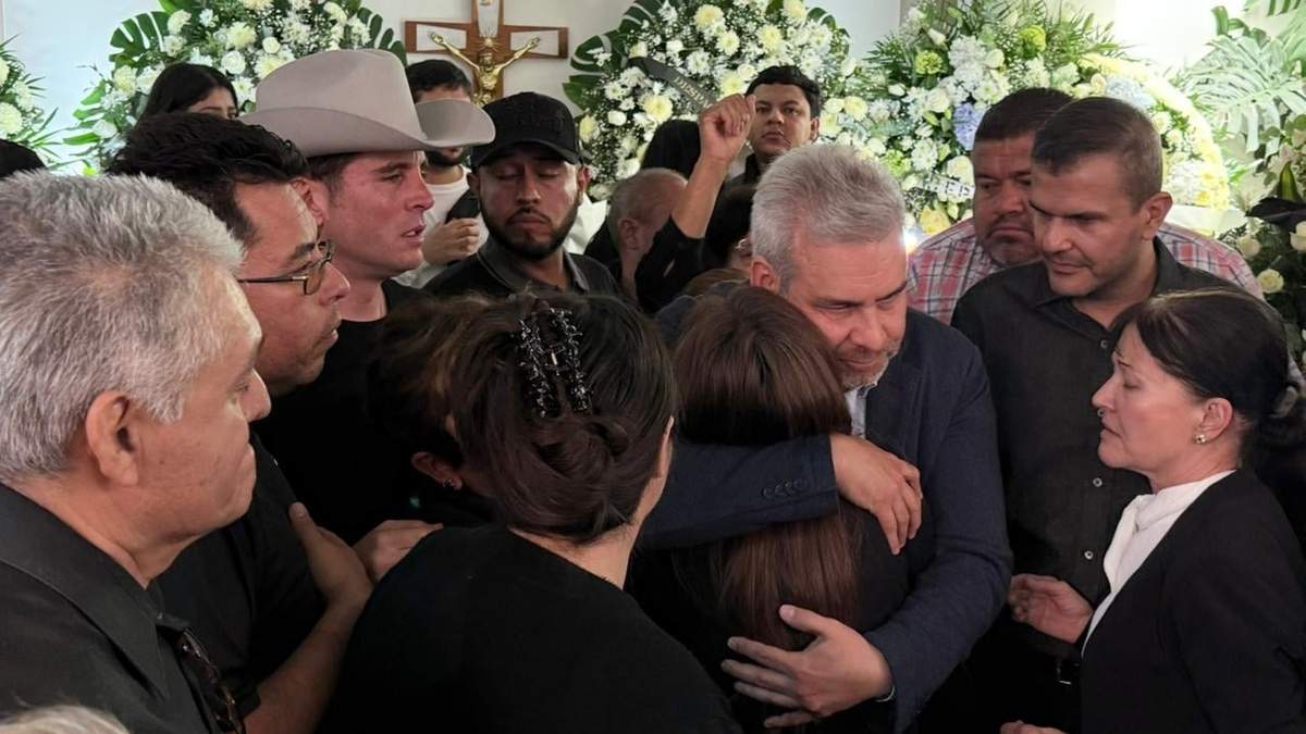 “¡Asesino!”: abuchean y corren al gobernador de Michoacán del funeral de Carlos Manzo