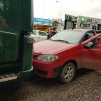Una joven se desmayó mientras manejaba, se cruzó de carril y chocó un camión