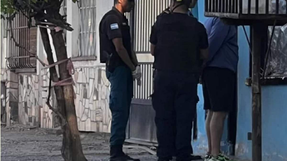 Uno de los dos hombres detenidos en los allanamientos a los inquilinatos de Namuncurá al 1060. Fuente (Alerta Digital)