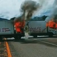 Normalistas que exigen plazas automáticas incendian vehículos en Michoacán