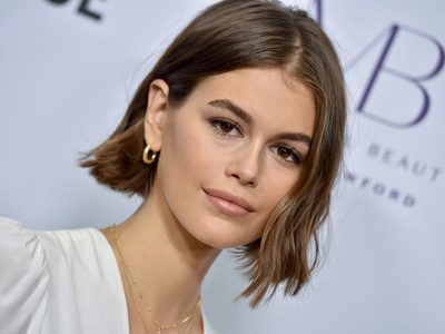 Con yeso y todo: Kaia Gerber triunfa a los 18 años demostrando su entusiasmo por el trabajo
