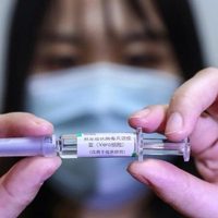 OMS: Competencia por vacunas entre países aumentaría duración de la pandemia