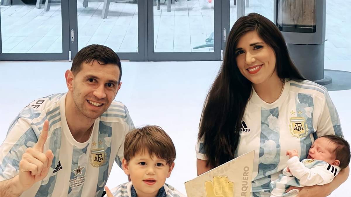 Emiliano Martínez, Mandinha y sus hijos. Fuente: (Instagram)