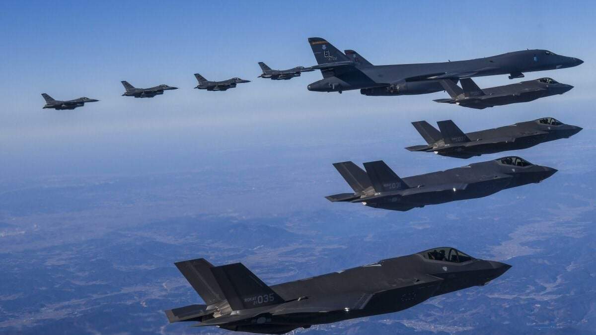 En esta imagen proporcionada por el Ministerio de Defensa de Corea del Sur, un bombardero B-1B de la Fuerza Aérea de Estados Unidos, centro, vuela en formación de combate con jets F-35A de la Fuerza Aérea Surcoreana, abajo, y jets F-16 de la Fuerza Aérea de Estados Unidos, arriba, sobre la Península de Corea del Sur durante un ejercicio aéreo conjunto