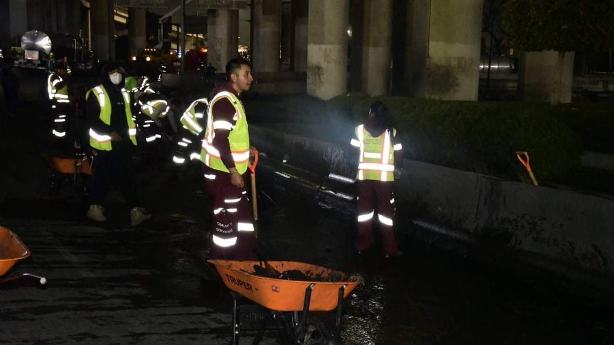 Trabajadores de la Secretaría de Obras y Servicios de la CDMX realizaron trabajos en el Puente La Concordia a las pocas horas de la explosión de la pipa de gas