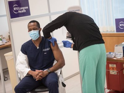 Nueva York impone la vacunación contra la covid-19 obligatoria a empleados del sector privado