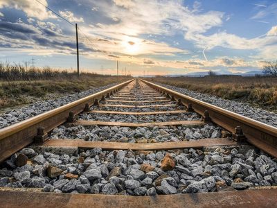 Neuquén propone recuperar el ferrocarril con conectividad intermodal de cargas con Chile