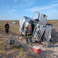 Un camión que viajaba desde Paraguay volcó en la ruta 6 cerca de Roca