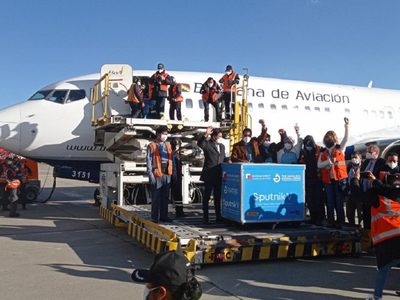 Llegó a Bolivia el primer lote de la vacuna Sputnik V: Luis Arce participó del evento